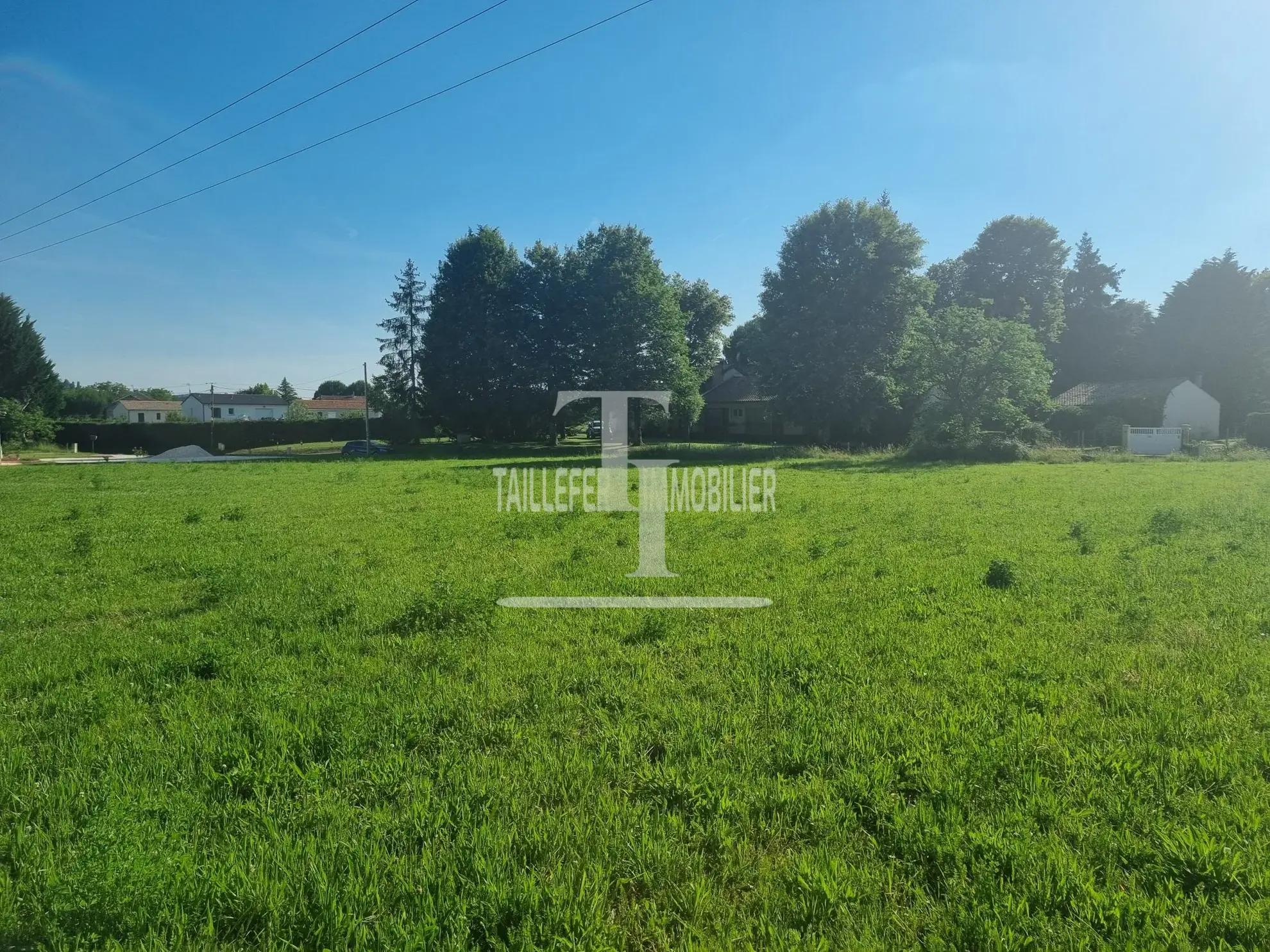 Terrain constructible de 1200 m² à proximité de Saint-Astier 