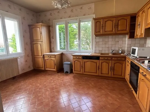 Maison à vendre à Aube, proche commerces, 3 chambres, sous-sol, terrain 500 m² 