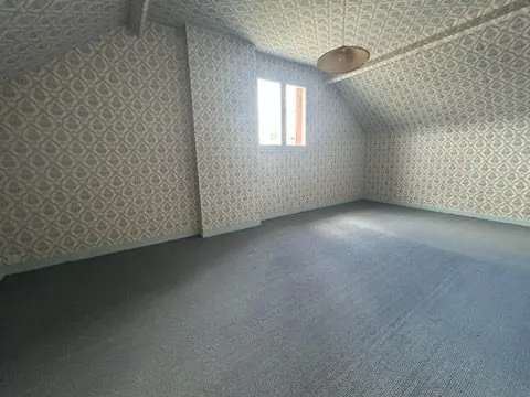 Maison à vendre à Aube, proche commerces, 3 chambres, sous-sol, terrain 500 m² 