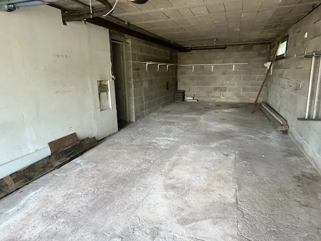 Maison à vendre à Aube, proche commerces, 3 chambres, sous-sol, terrain 500 m² 