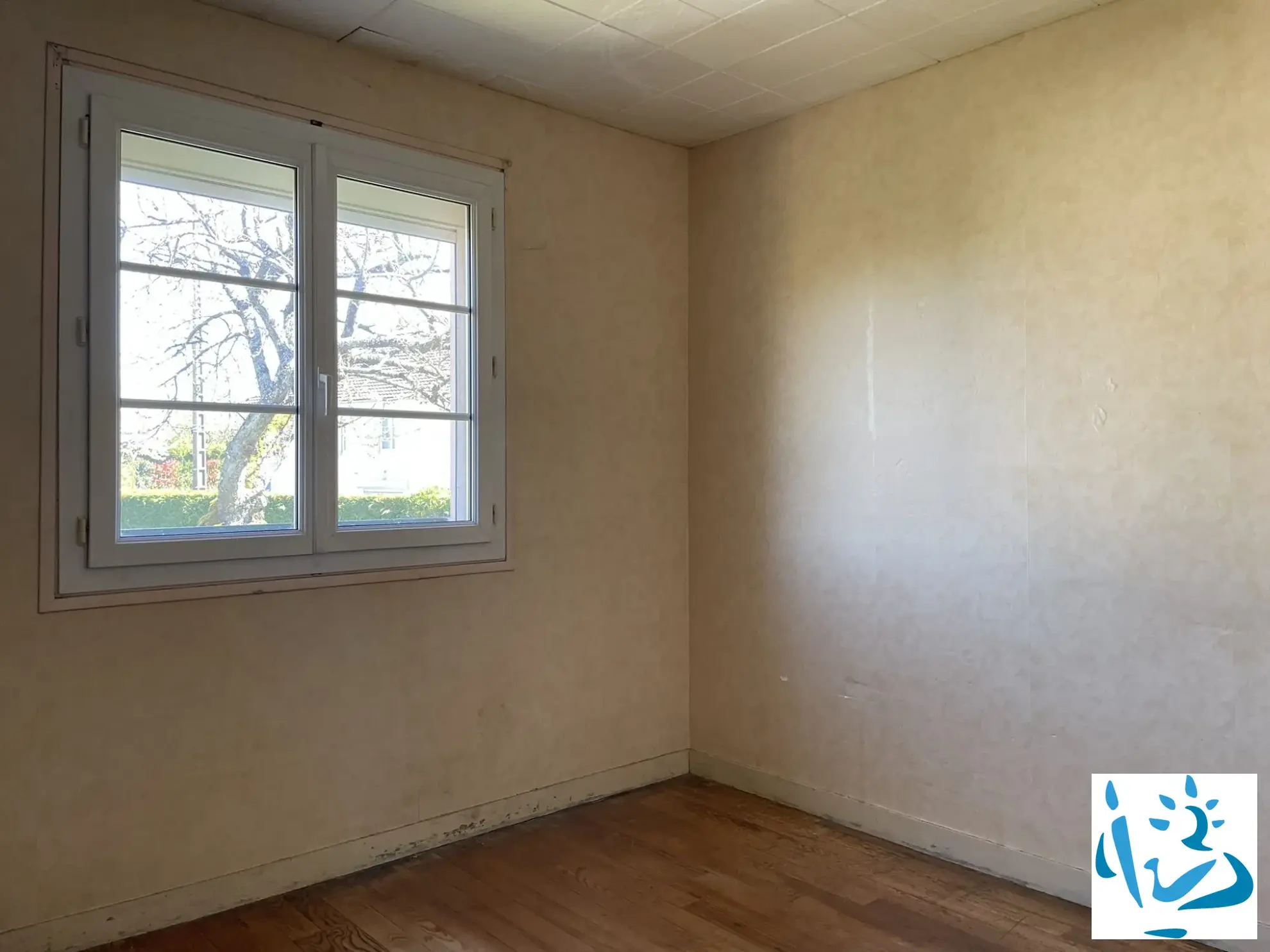Maison à vendre à Aube, proche commerces, 3 chambres, sous-sol, terrain 500 m² 