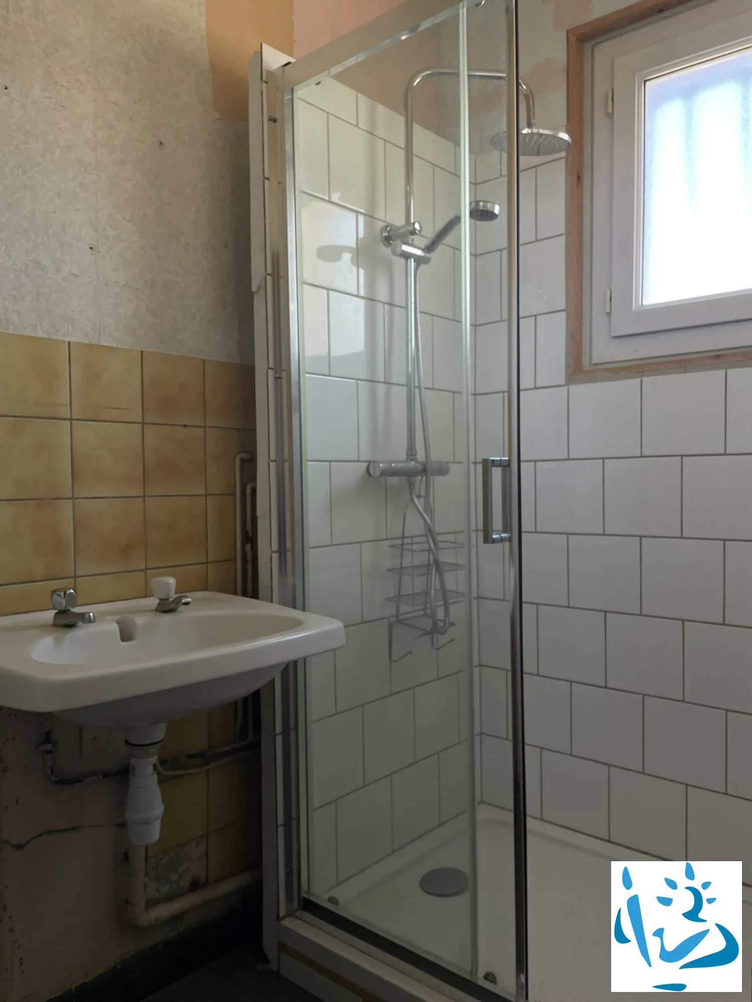 Maison à vendre à Aube, proche commerces, 3 chambres, sous-sol, terrain 500 m² 