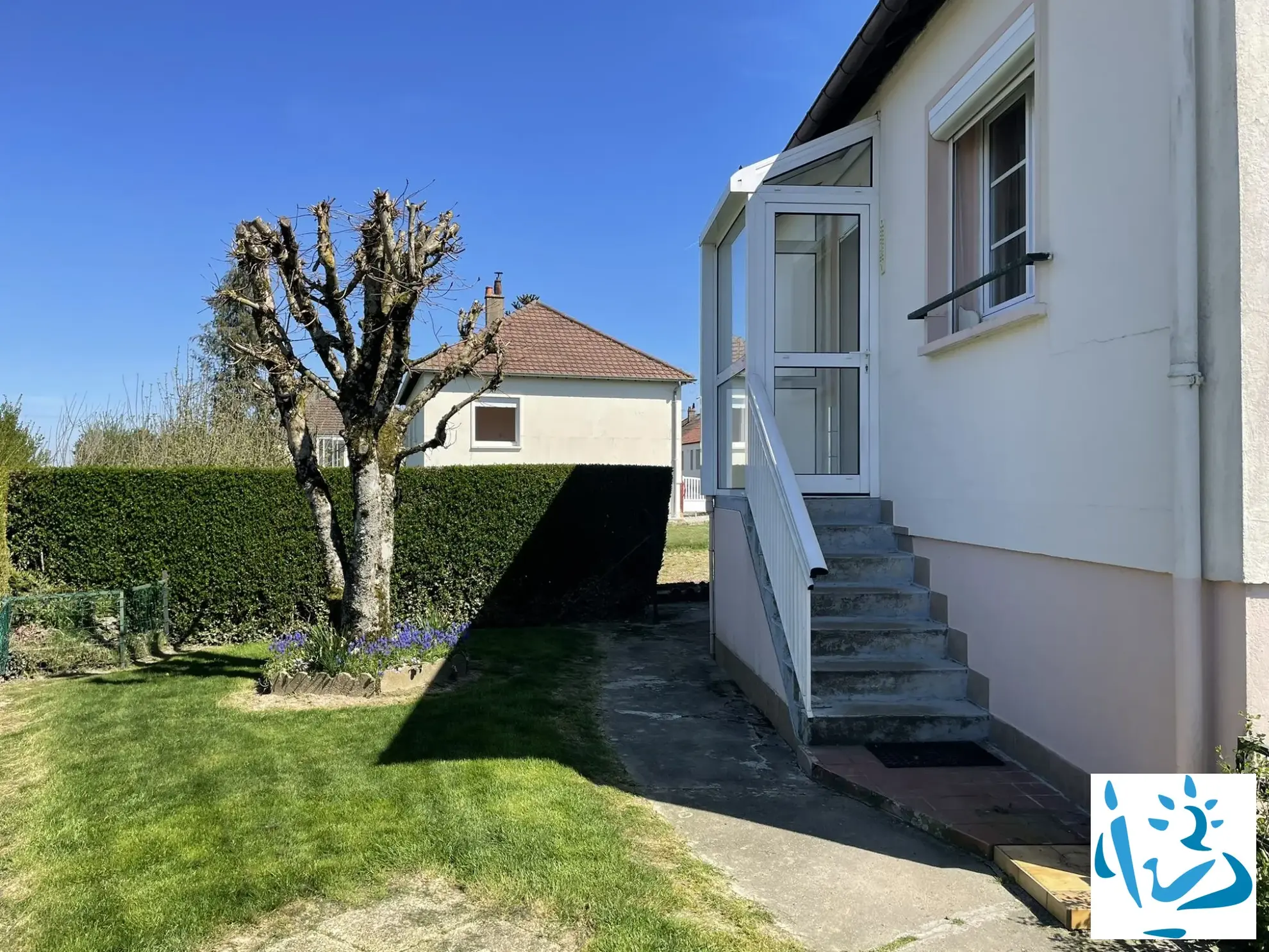 Maison à vendre à Aube, proche commerces, 3 chambres, sous-sol, terrain 500 m² 