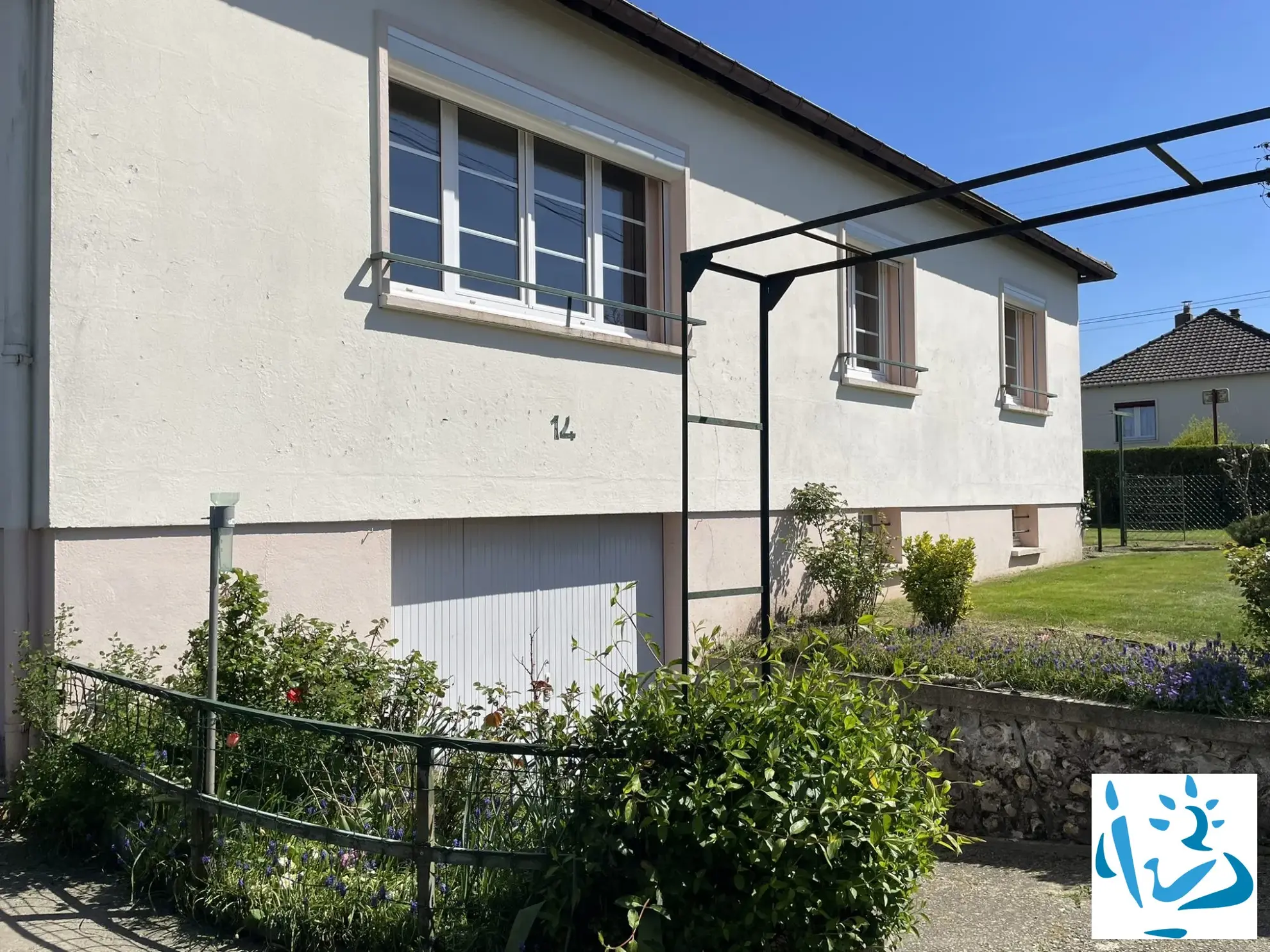 Maison à vendre à Aube, proche commerces, 3 chambres, sous-sol, terrain 500 m² 