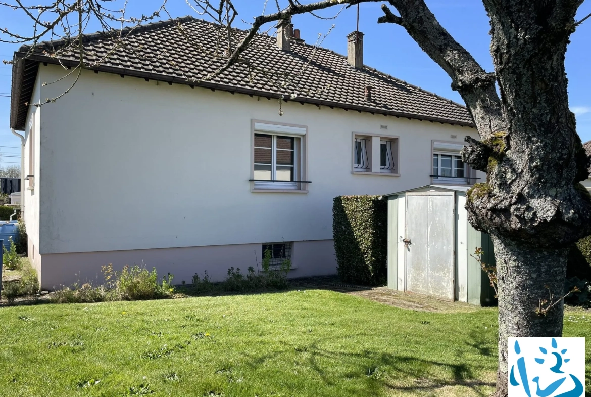 Maison à vendre à Aube, proche commerces, 3 chambres, sous-sol, terrain 500 m² 