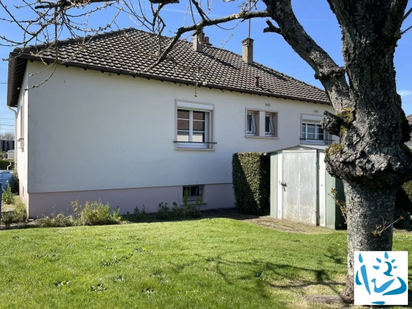 Maison à vendre à Aube, proche commerces, 3 chambres, sous-sol, terrain 500 m²