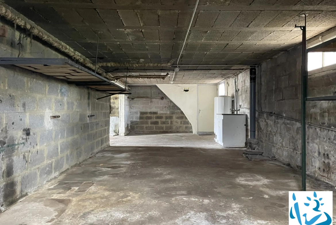 Maison à vendre à Aube, proche commerces, 3 chambres, sous-sol, terrain 500 m² 