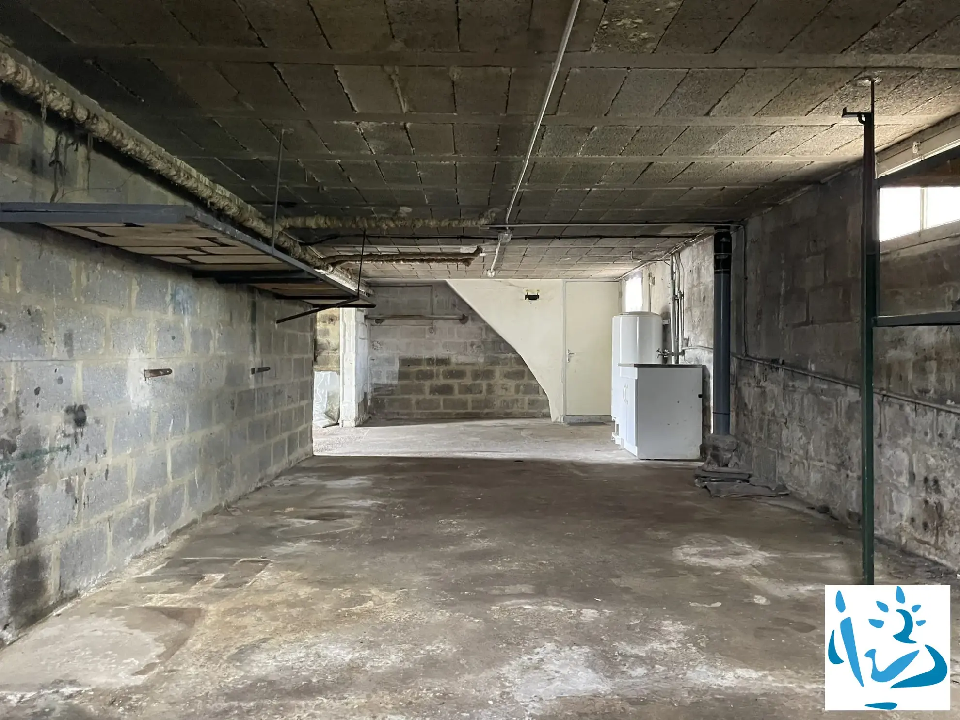 Maison à vendre à Aube, proche commerces, 3 chambres, sous-sol, terrain 500 m² 