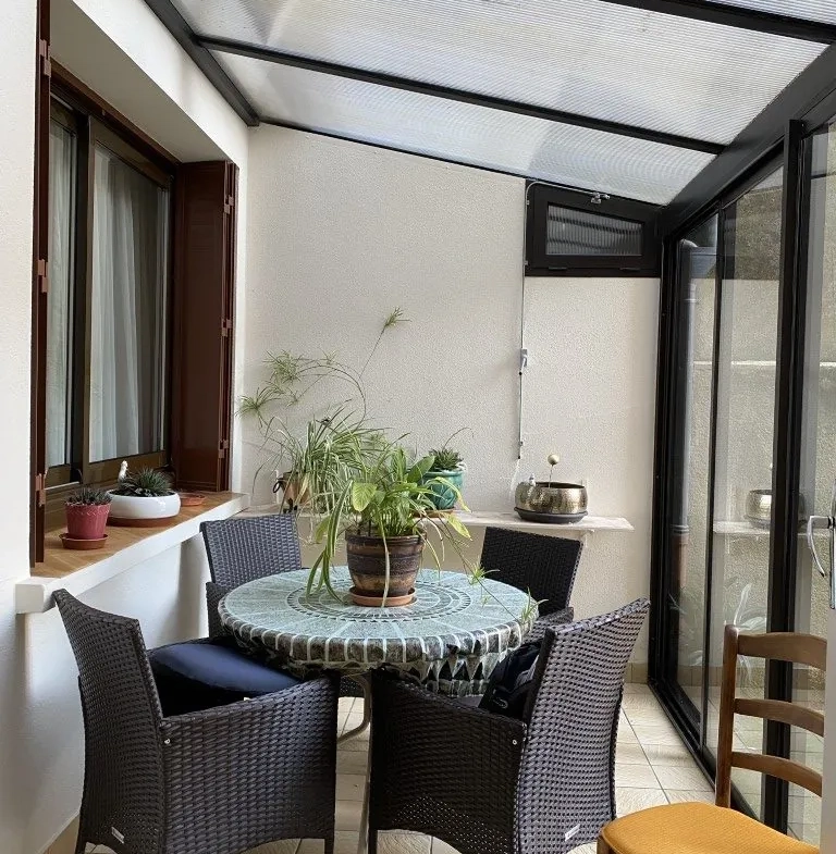 Propriété en pierre à Eymoutiers avec garage, véranda et potentiel locatif 