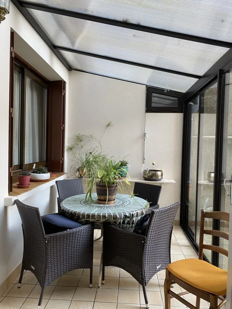 Propriété en pierre à Eymoutiers avec garage, véranda et potentiel locatif 