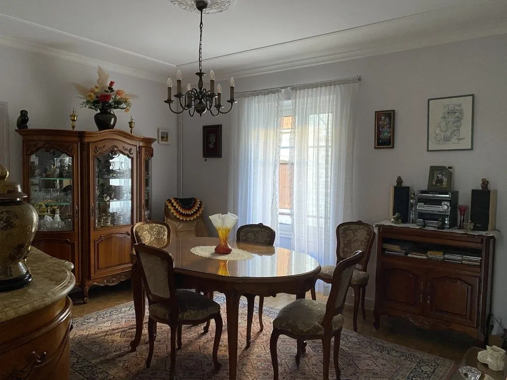 Propriété en pierre à Eymoutiers avec garage, véranda et potentiel locatif 