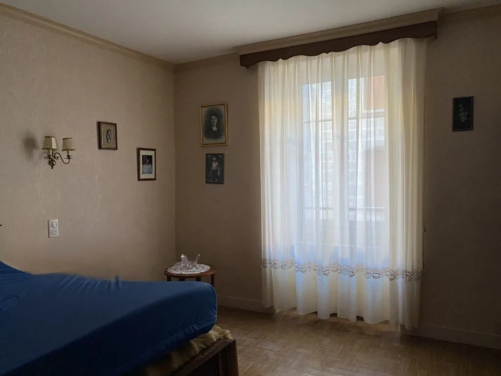 Propriété en pierre à Eymoutiers avec garage, véranda et potentiel locatif 