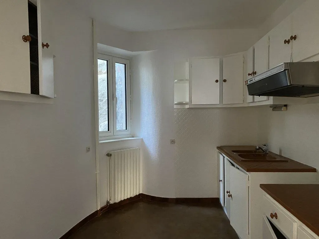 Propriété en pierre à Eymoutiers avec garage, véranda et potentiel locatif 