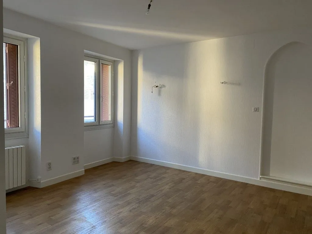 Propriété en pierre à Eymoutiers avec garage, véranda et potentiel locatif 