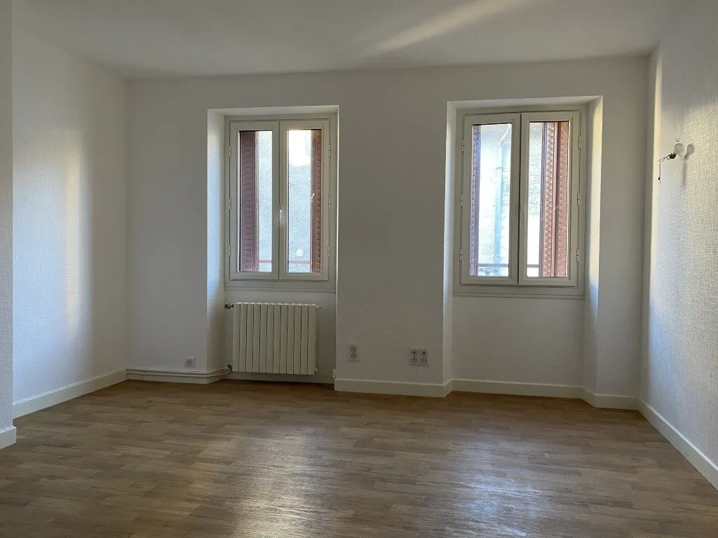 Propriété en pierre à Eymoutiers avec garage, véranda et potentiel locatif 
