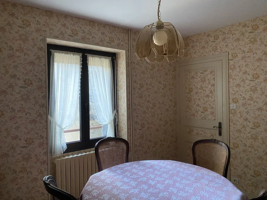 Propriété en pierre à Eymoutiers avec garage, véranda et potentiel locatif 