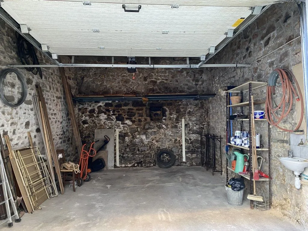 Propriété en pierre à Eymoutiers avec garage, véranda et potentiel locatif 