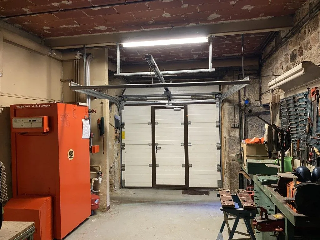 Propriété en pierre à Eymoutiers avec garage, véranda et potentiel locatif 