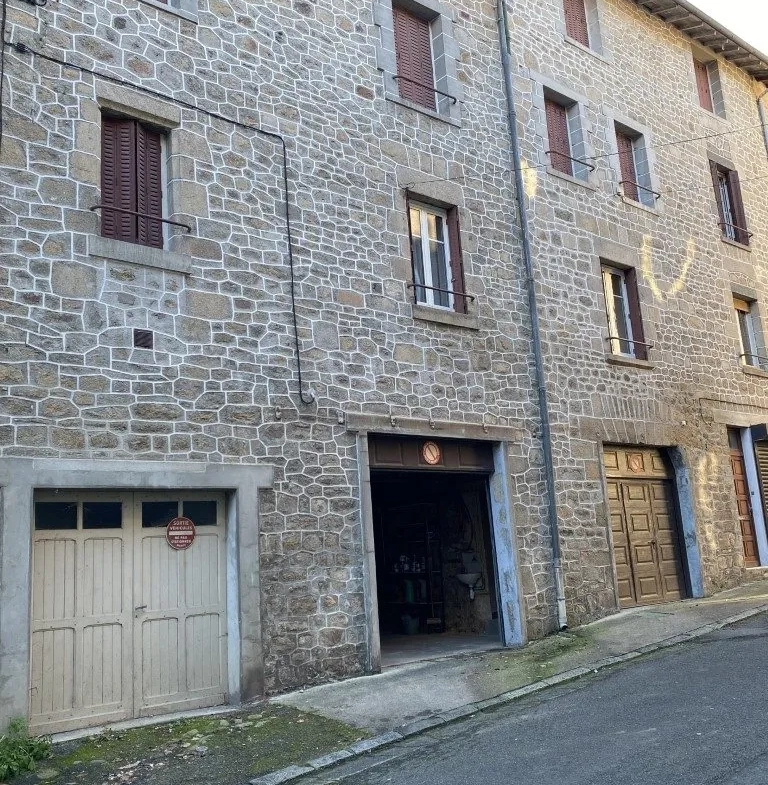 Propriété en pierre à Eymoutiers avec garage, véranda et potentiel locatif 
