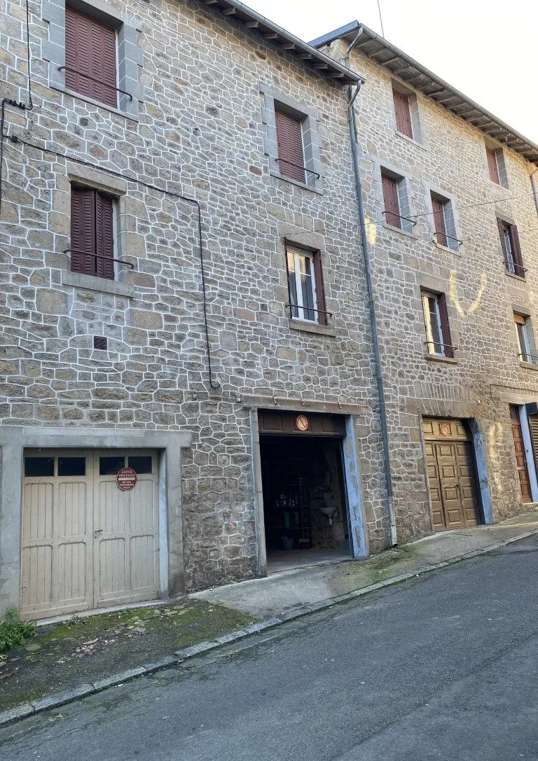 Propriété en pierre à Eymoutiers avec garage, véranda et potentiel locatif 