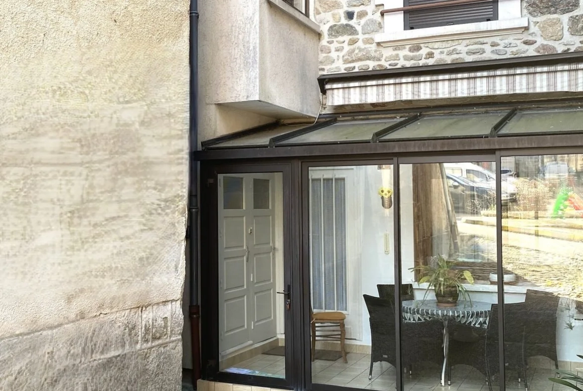 Propriété en pierre à Eymoutiers avec garage, véranda et potentiel locatif 