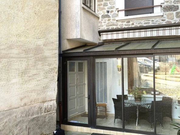 Propriété en pierre à Eymoutiers avec garage, véranda et potentiel locatif
