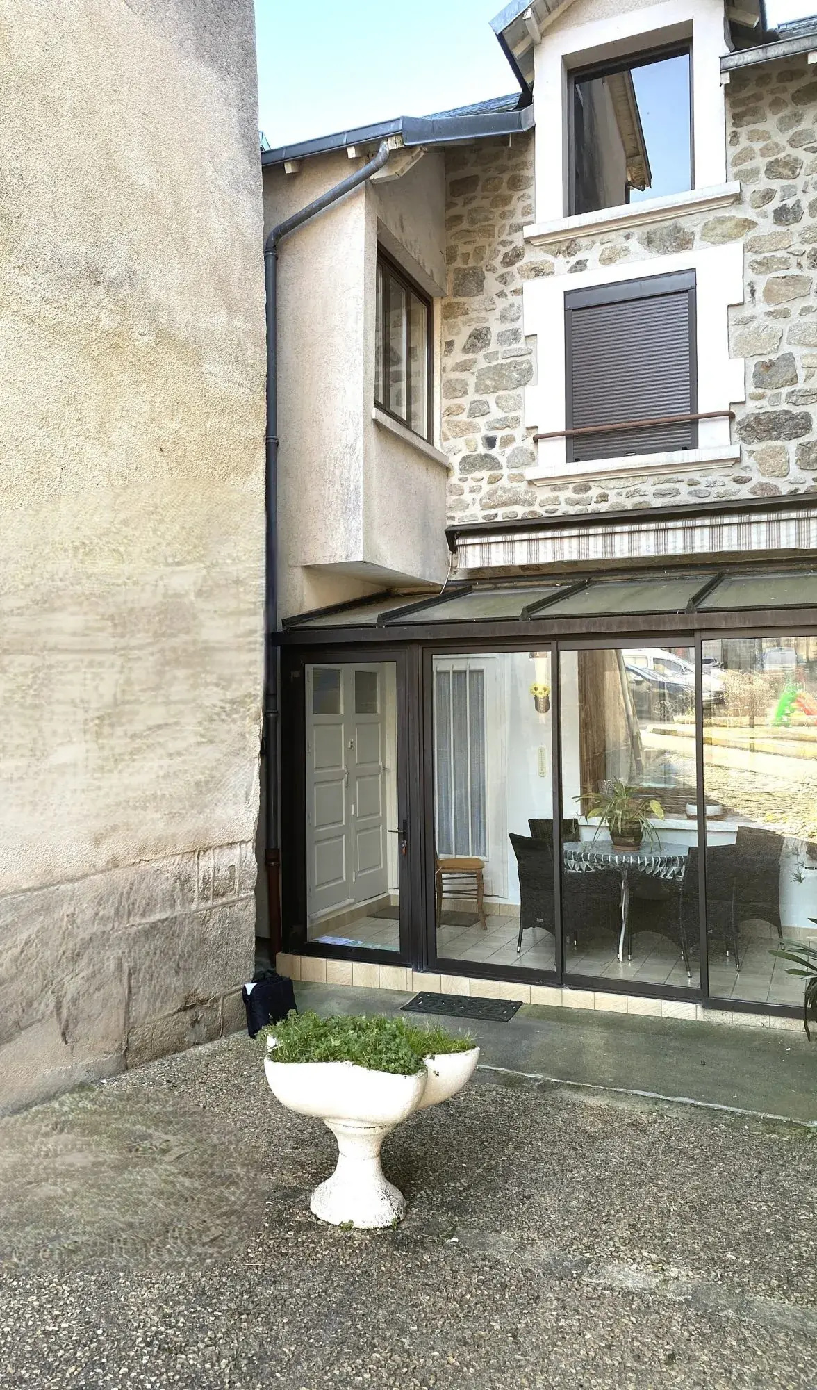Propriété en pierre à Eymoutiers avec garage, véranda et potentiel locatif 