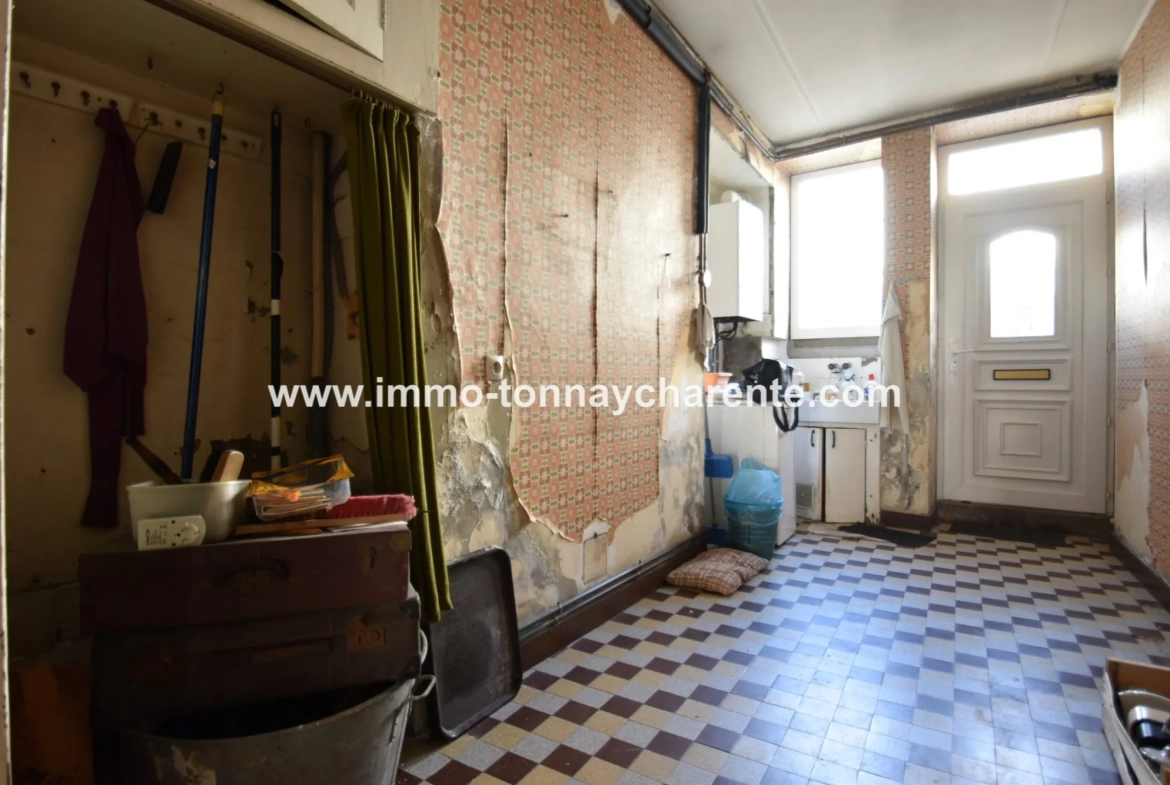 Immeuble à rénover de plus de 200 m² au centre de Tonnay Charente 
