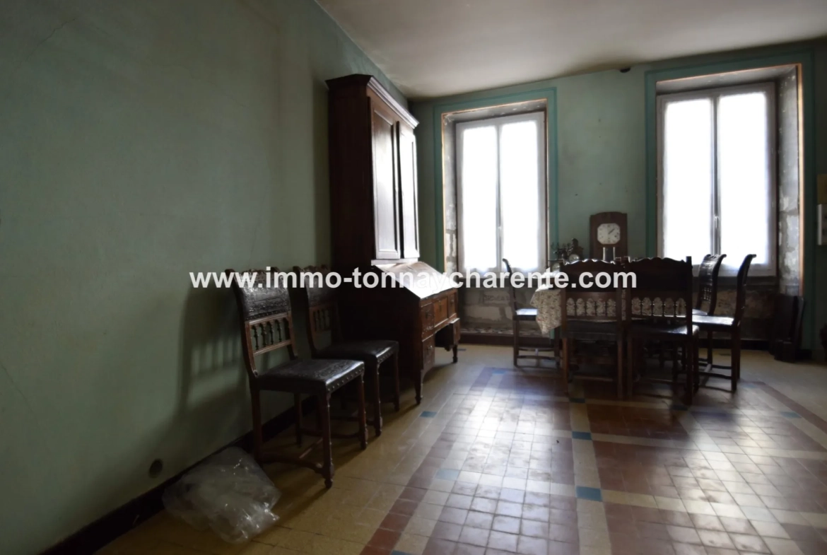 Immeuble à rénover de plus de 200 m² au centre de Tonnay Charente 