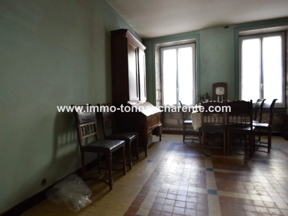 Immeuble à rénover de plus de 200 m² au centre de Tonnay Charente