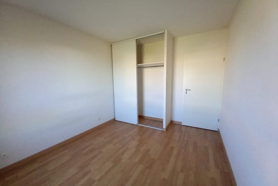 Appartement T2 de 44 m² avec terrasse à Colomiers, parking, résidence calme 