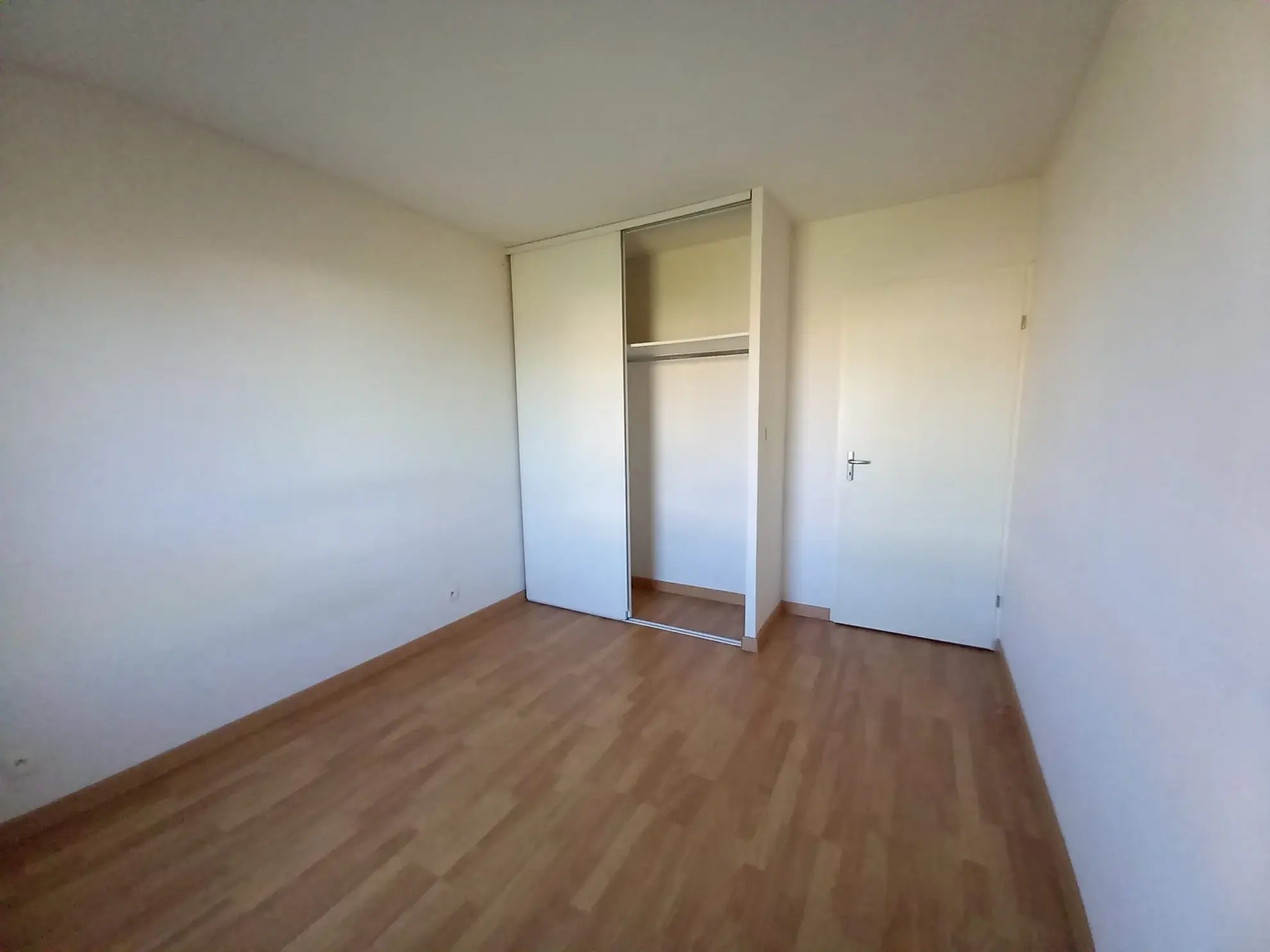Appartement T2 de 44 m² avec terrasse à Colomiers, parking, résidence calme 