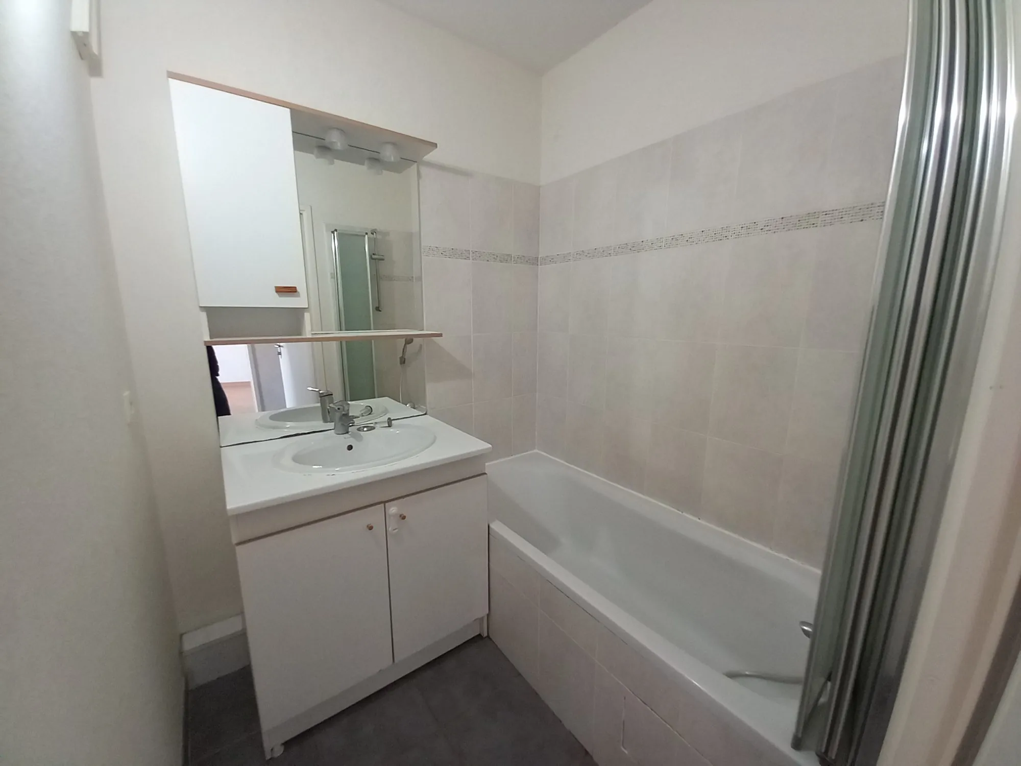 Appartement T2 de 44 m² avec terrasse à Colomiers, parking, résidence calme 