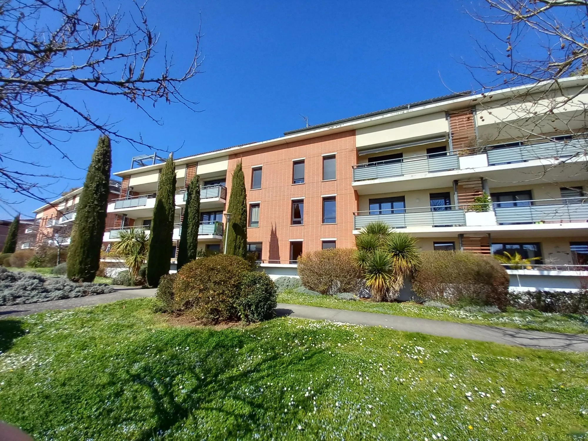 Appartement T2 de 44 m² avec terrasse à Colomiers, parking, résidence calme 