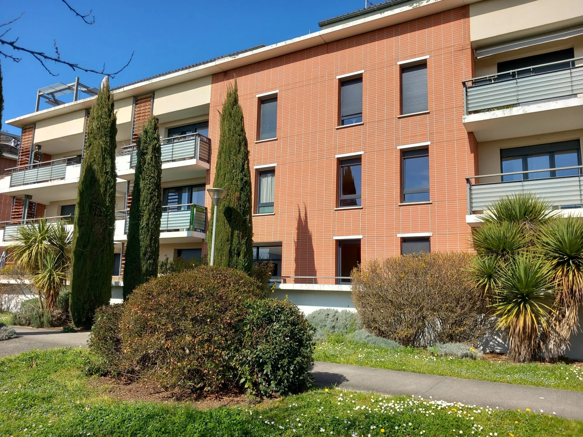 Appartement T2 de 44 m² avec terrasse à Colomiers, parking, résidence calme 