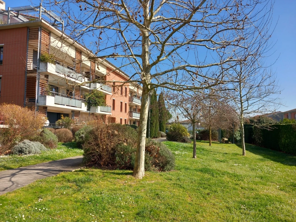 Appartement T2 de 44 m² avec terrasse à Colomiers, parking, résidence calme