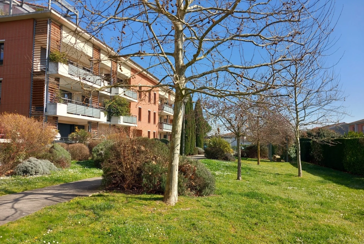 Appartement T2 de 44 m² avec terrasse à Colomiers, parking, résidence calme 