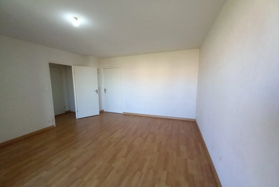 Appartement T2 de 44 m² avec terrasse à Colomiers, parking, résidence calme 