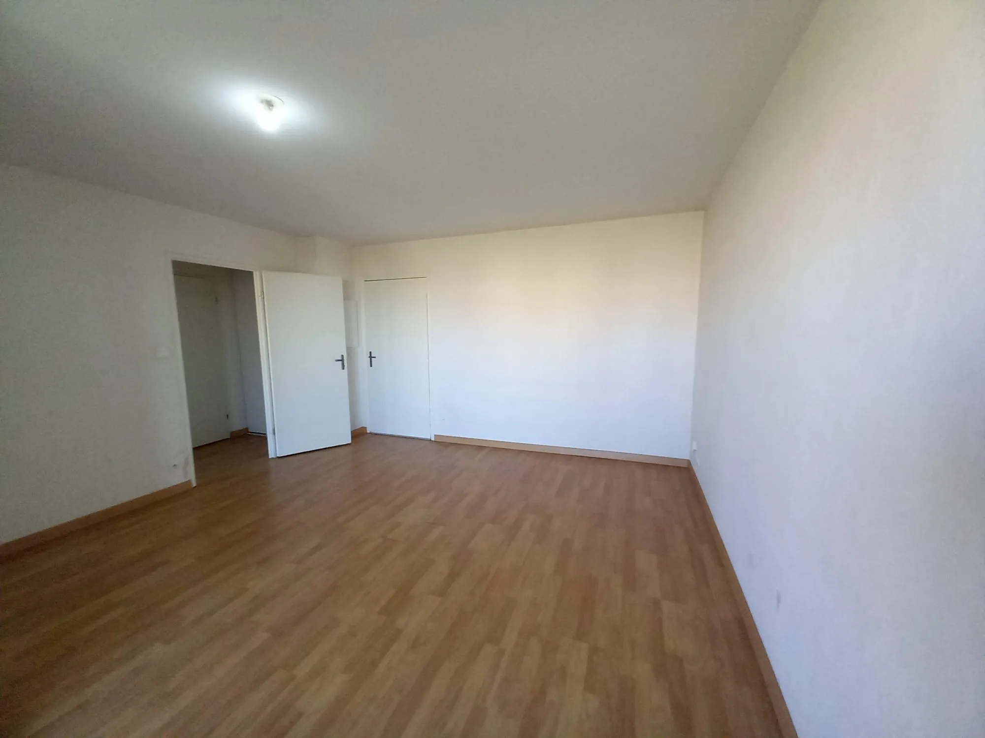 Appartement T2 de 44 m² avec terrasse à Colomiers, parking, résidence calme 