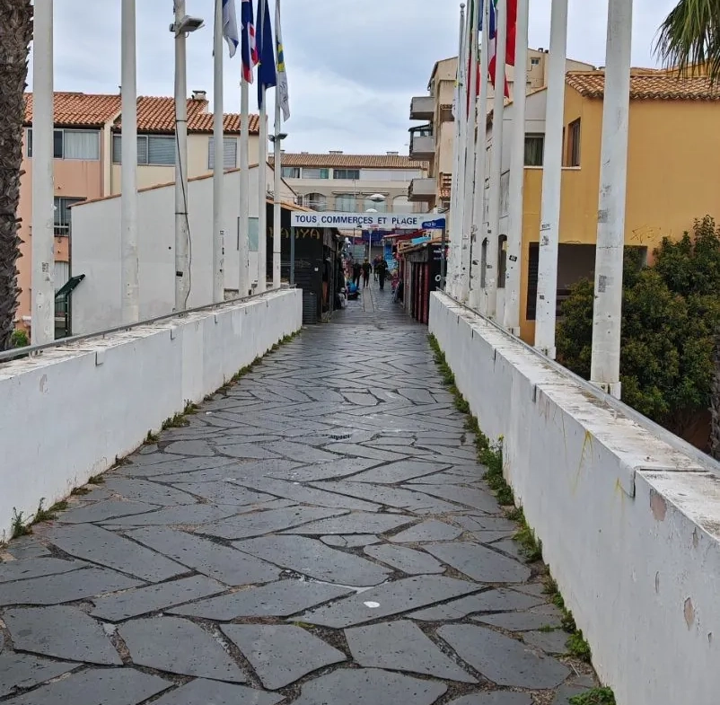 Reprise boutique prêt-à-porter à Cap d'Agde - Emplacement stratégique et bail commercial à saisir 