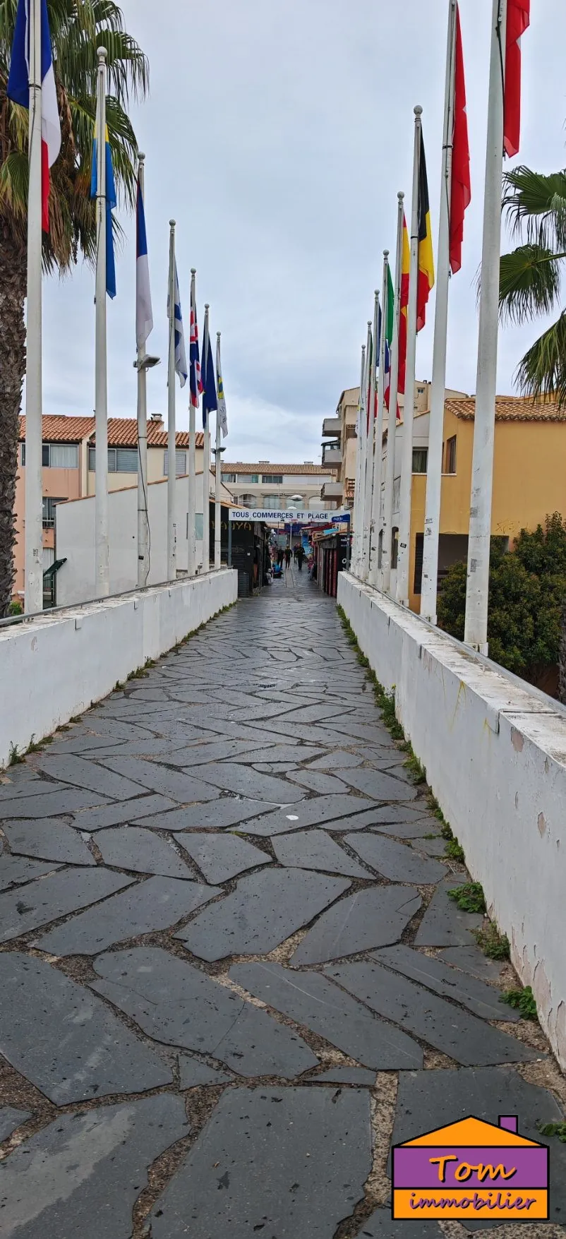 Reprise boutique prêt-à-porter à Cap d'Agde - Emplacement stratégique et bail commercial à saisir 