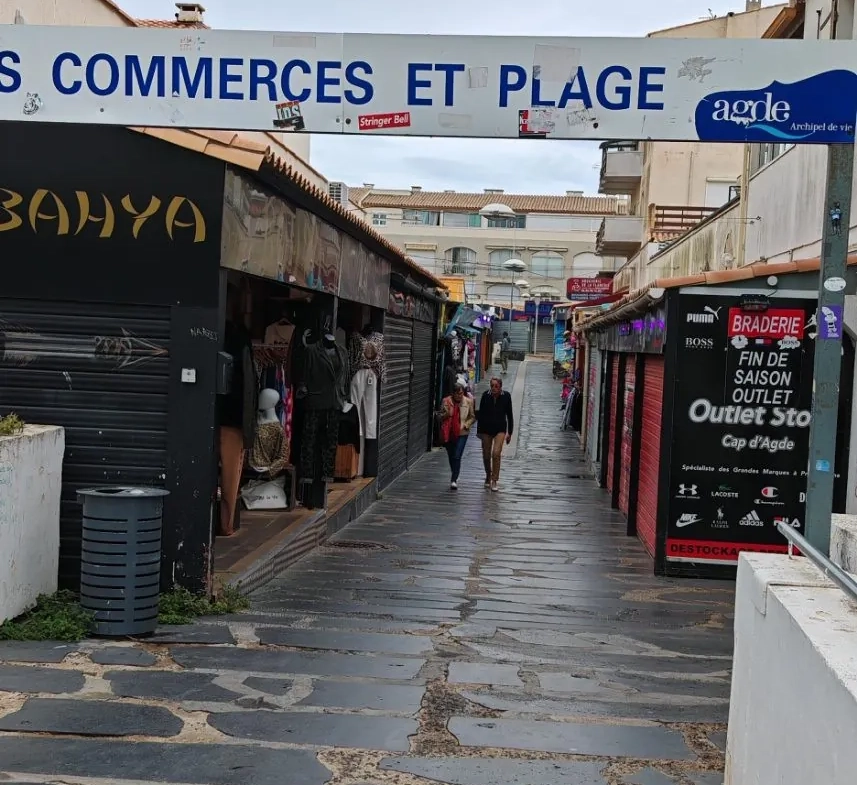 Reprise boutique prêt-à-porter à Cap d'Agde - Emplacement stratégique et bail commercial à saisir 