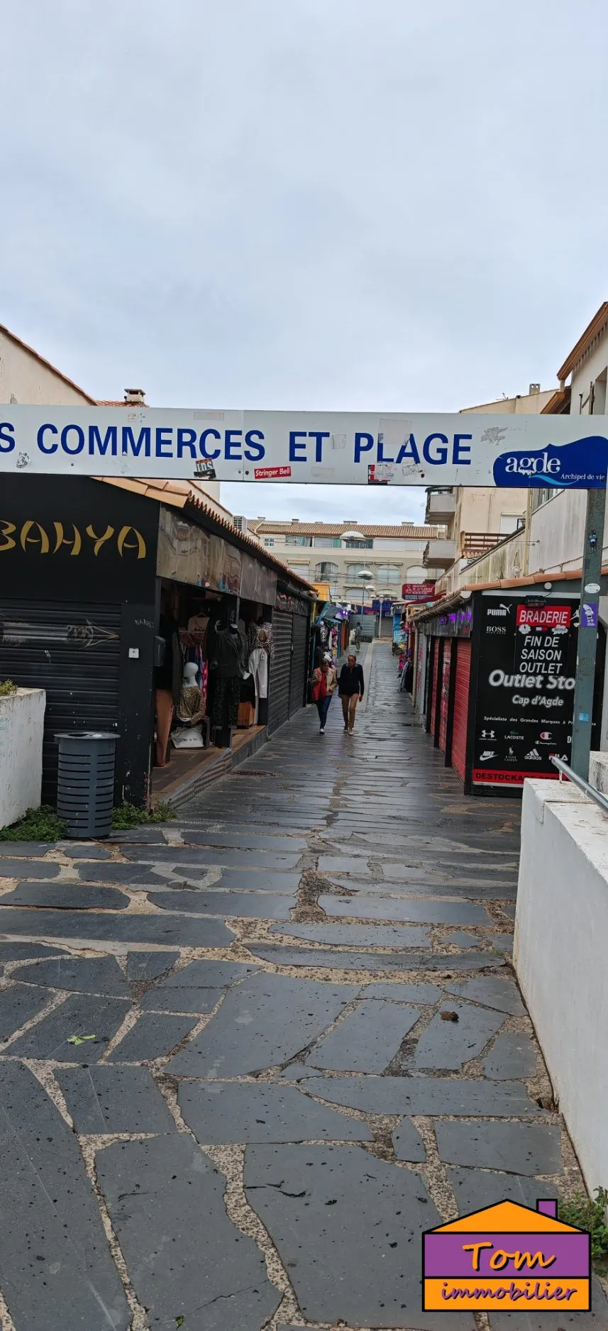 Reprise boutique prêt-à-porter à Cap d'Agde - Emplacement stratégique et bail commercial à saisir 