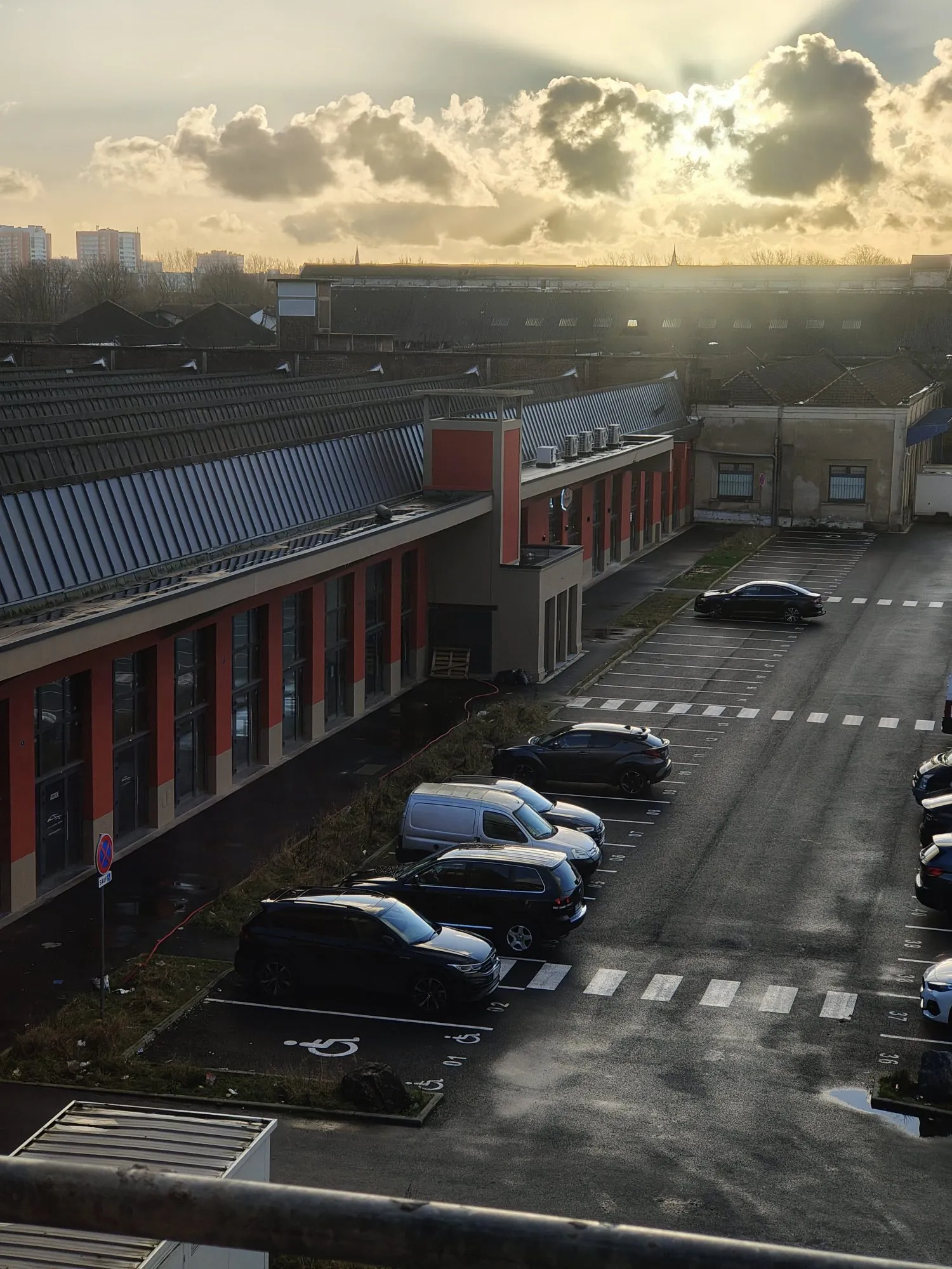 À vendre local commercial brut de 152 m² avec parking à Roubaix, zone La Lainière 