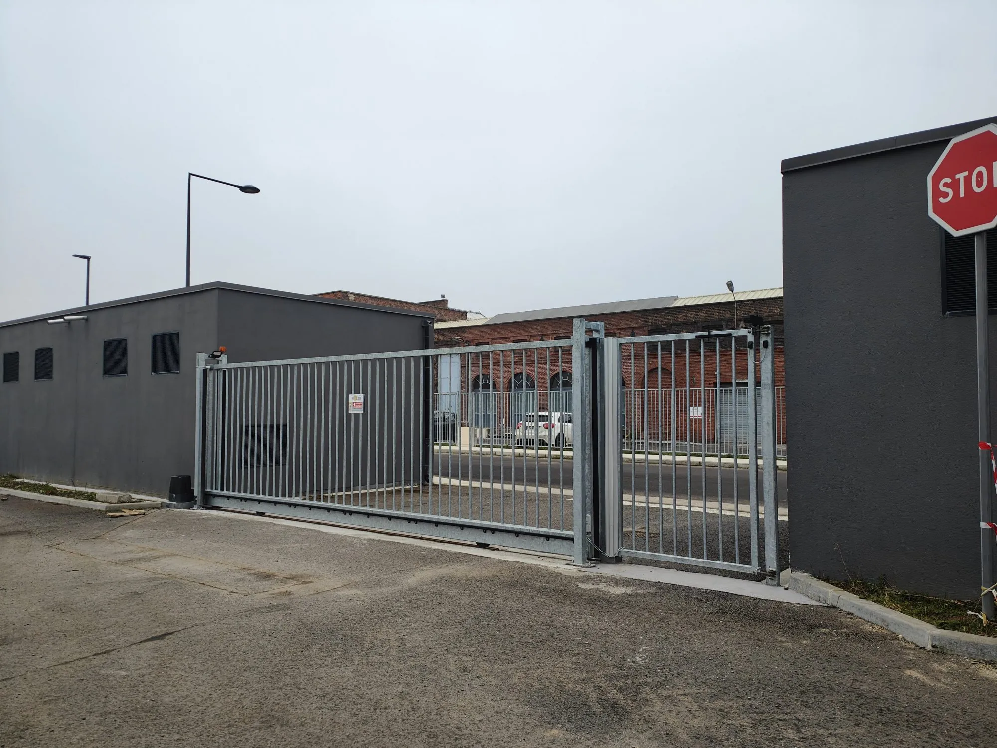 À vendre local commercial brut de 152 m² avec parking à Roubaix, zone La Lainière 