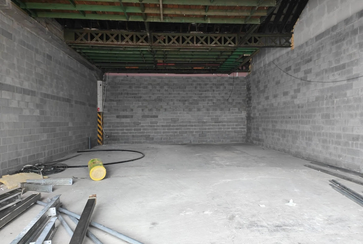À vendre local commercial brut de 152 m² avec parking à Roubaix, zone La Lainière 