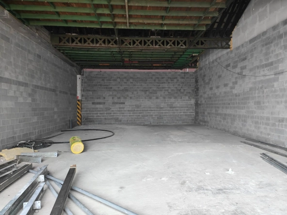 À vendre local commercial brut de 152 m² avec parking à Roubaix, zone La Lainière