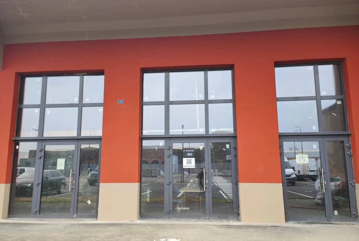 À vendre local commercial brut de 152 m² avec parking à Roubaix, zone La Lainière 