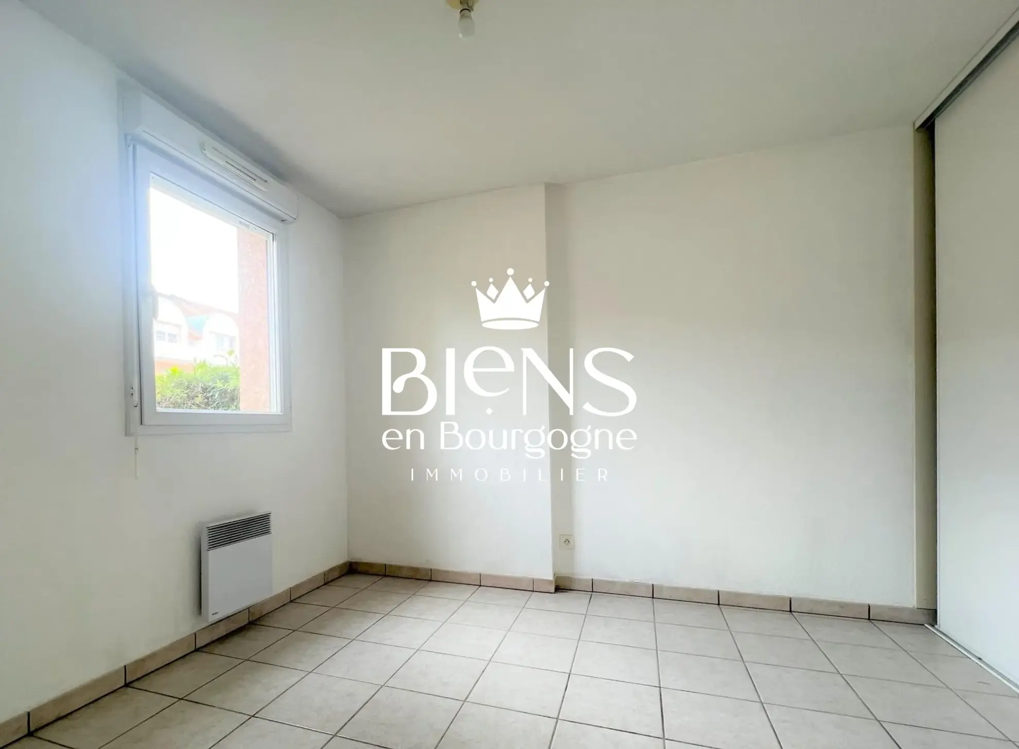 CHAMBRE Appartement T2 en rez-de-jardin avec piscine à Beaune 