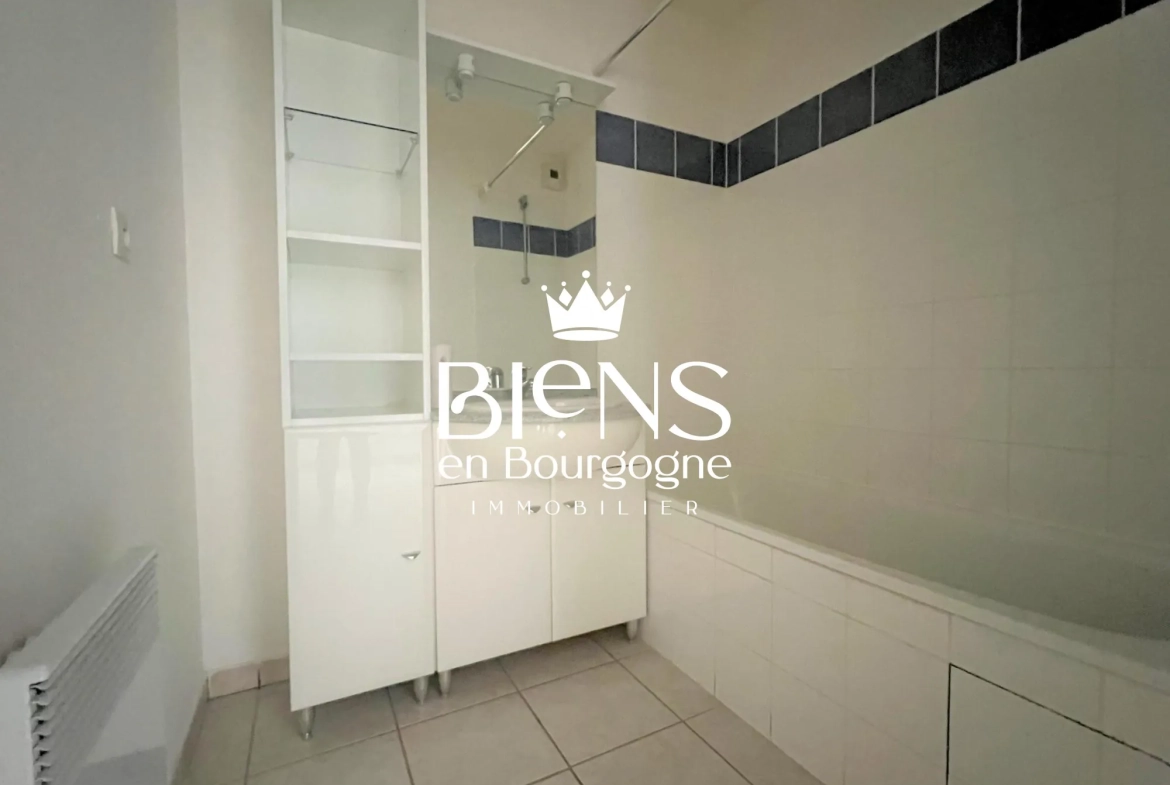 SALLE DDE BAINS Appartement T2 en rez-de-jardin avec piscine à Beaune 